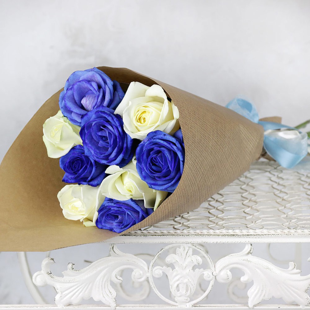 Букет из 3 синих роз в крафтовой бумаге